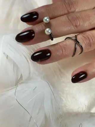 Dunkles, glänzendes Bordeaux mit eleganter Form