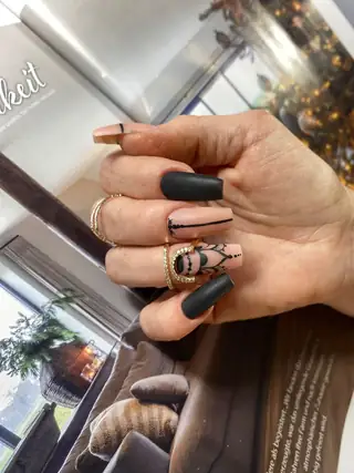 Mattes Dunkel mit Gold- und Grafikdetails