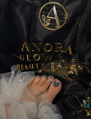 Fertig gestaltete Fußnägel im ANORA Glow up Look