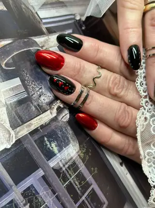 Ausdrucksstarkes Design in Rot und Schwarz
