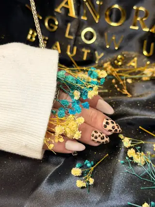 Kreative Nail Art mit Leo-Muster und feinen Details