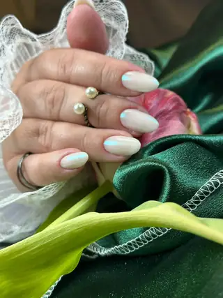 Helle, sanfte Nagelgestaltung mit zarten Details